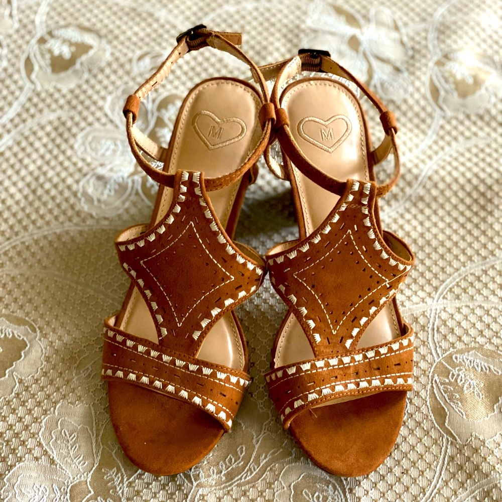 Women’s faux suede caramel colored sandals!